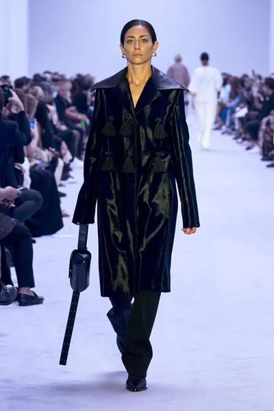 Look 16